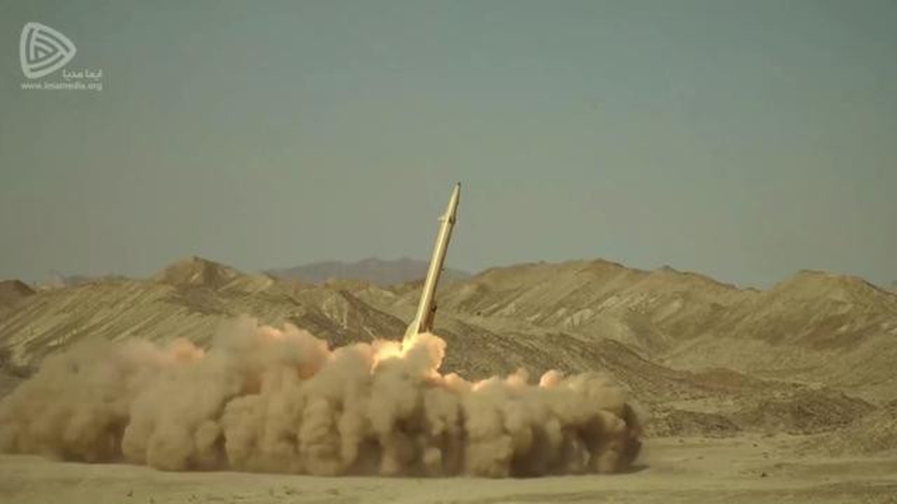 Rudal Khaibar-buster diluncurkan dari lokasi yang dirahasiakan di Iran, 10 Februari 2022. Iran meluncurkan rudal baru dengan jangkauan yang akan memungkinkannya mencapai pangkalan AS di wilay