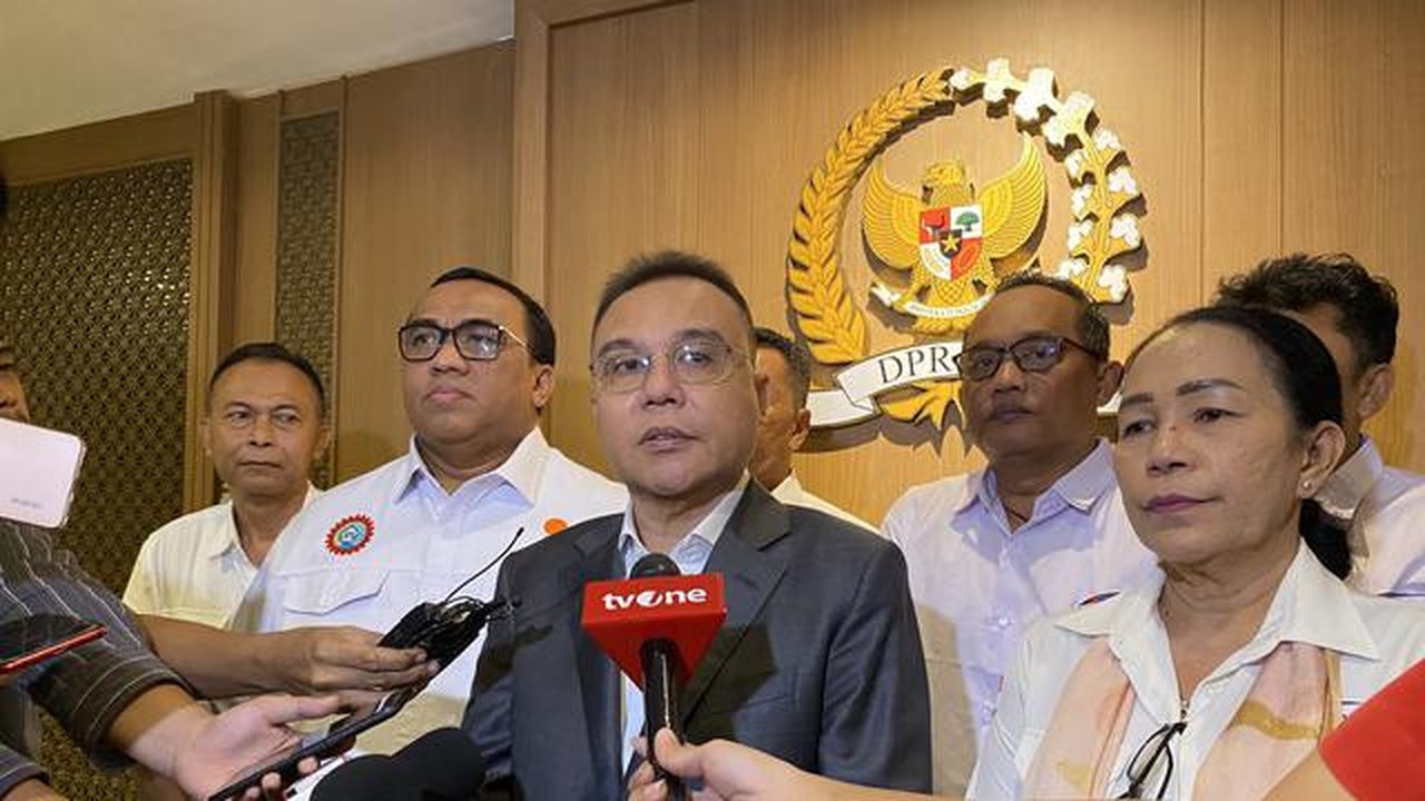 Presiden Konfederasi Serikat Pekerja Seluruh Indonesia (KSPSI) Andi Gani Nena Wea (kedua dari kiri) dan Wakil Ketua DPR RI Sufmi Dasco Ahmad (Liputan6.com/Delvira Hutabarat)