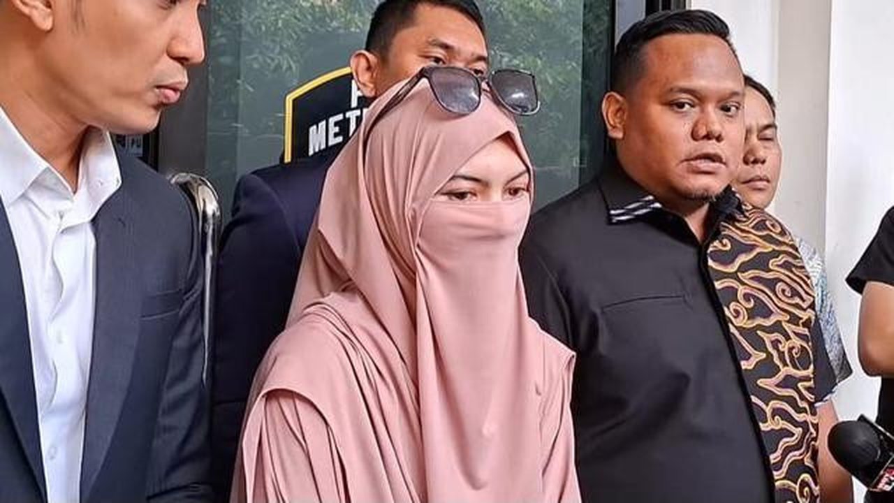 Wardatina Mawa sambangi Polda Metro Jaya, Kamis (4/12/2025), untuk jalani pemeriksaan terkait laporannya terhadap sang suami, Insanul Fahmi, dan IR.