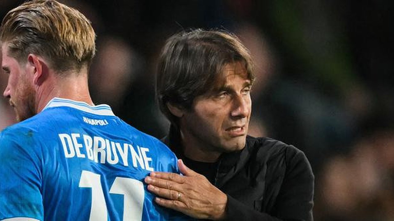 Kevin De Bruyne dan Antonio Conte saat Napoli kalah 2-6 dari PSV di ajang Liga Champions. (NICOLAS TUCAT / AFP)