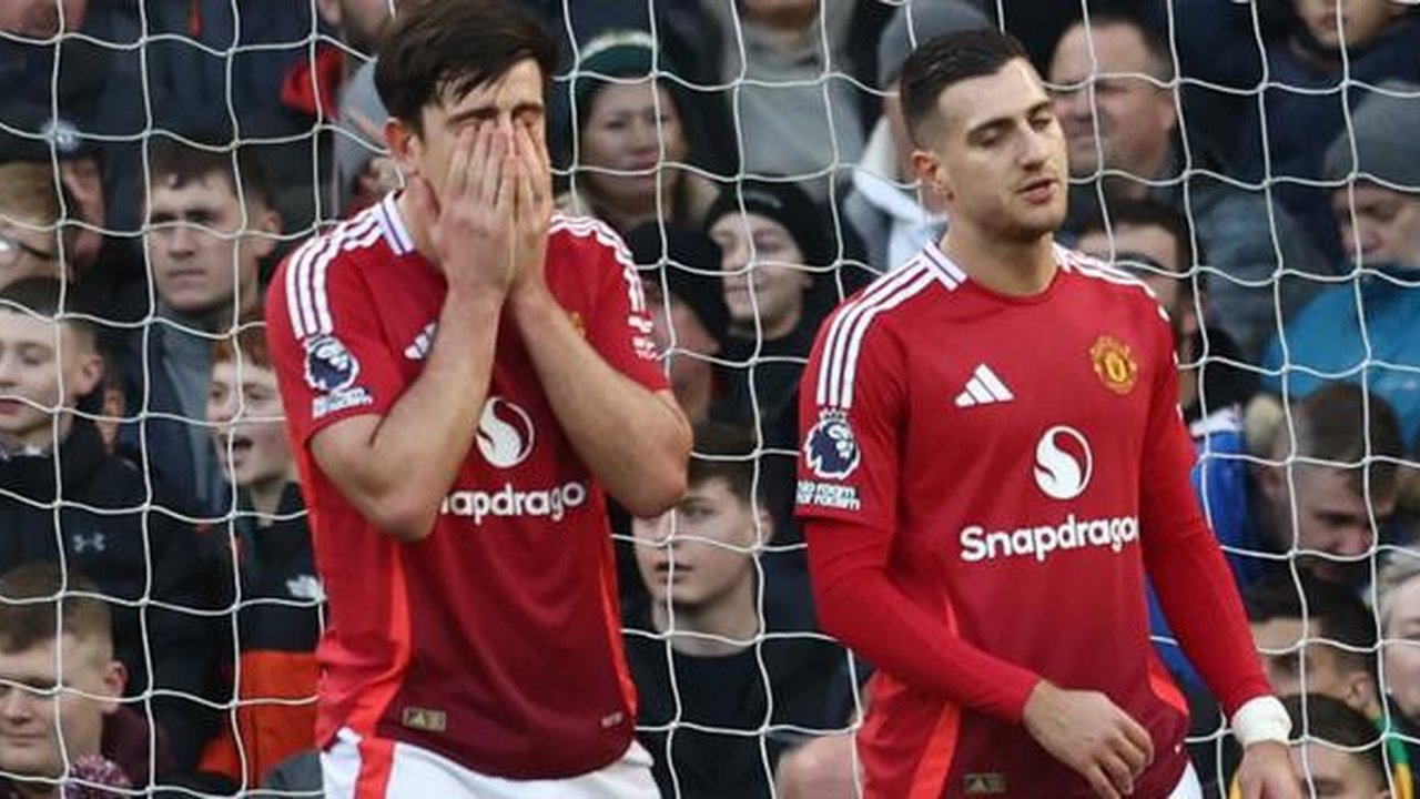 Dari kiri ke kanan) Bek Manchester United asal Inggris #05, Harry Maguire, dan bek Manchester United asal Portugal #20, Diogo Dalot, bereaksi setelah kebobolan gol pembuka selama pertandin