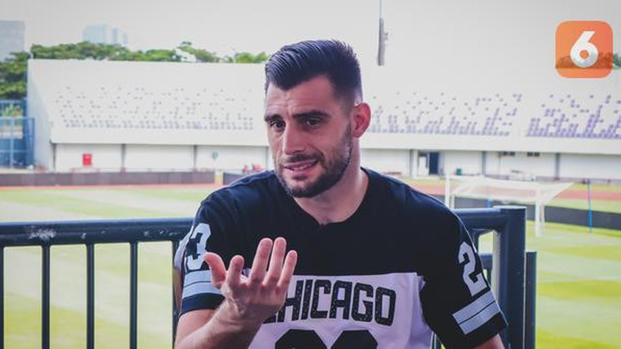 Kiper Persita Tangerang, Igor Rodrigues menjalani sesi wawancara eksklusif bersama Bola.com dalam program Bola Break di Indomilk Arena, Tangerang, Selasa (3/2/2026). (Bola.com/Abdul Aziz)