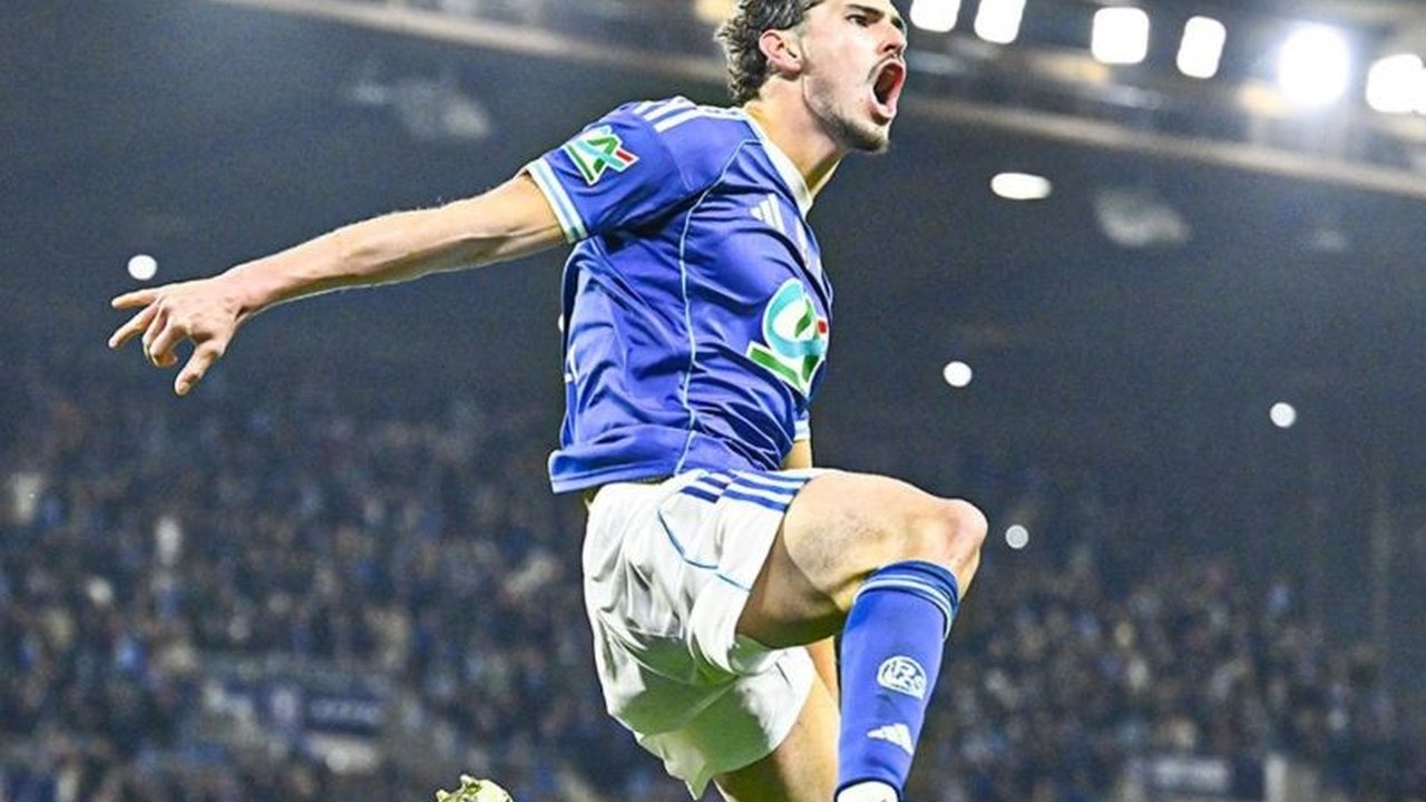 Strasbourg berhasil mengamankan tempat di semifinal Piala Prancis setelah mengalahkan Reims dengan skor 2-1 melalui drama dua gol penalti di menit-menit akhir pertandingan. Simak detail kemenangan dramatis Strasbourg ini!