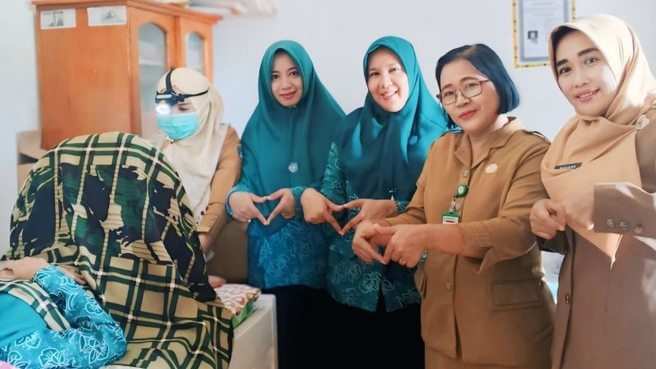 Dinas Kesehatan (Dinkes) OKU Timur gencar melakukan deteksi dini kanker serviks secara gratis untuk menekan angka kasus dan kematian akibat penyakit ini, mengingat tingginya jumlah penderita di wilayah tersebut.