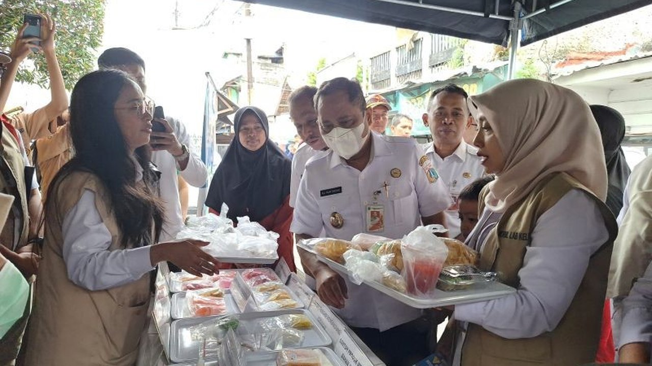 Jelang Ramadhan, BBPOM DKI Jakarta meminta warga untuk waspada takjil berbahaya dengan warna mencolok dan tekstur aneh. Simak ciri-ciri makanan tak layak konsumsi agar ibadah puasa tetap aman.