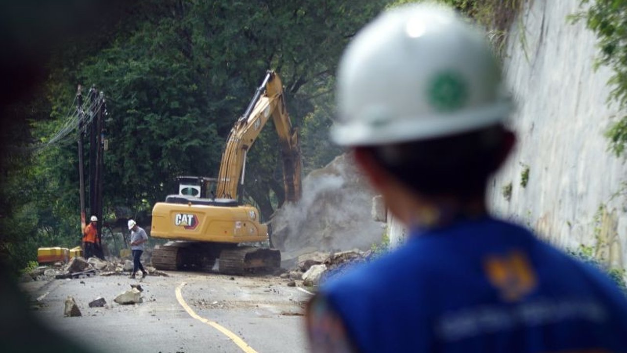 Balai Besar Pelaksanaan Jalan Nasional (BBPJN) Jawa Timur-Bali menargetkan pembersihan longsor Trenggalek-Ponorogo di jalur nasional Km 16 tuntas dalam dua hari, meski kondisi tebing rawan longsor susulan.