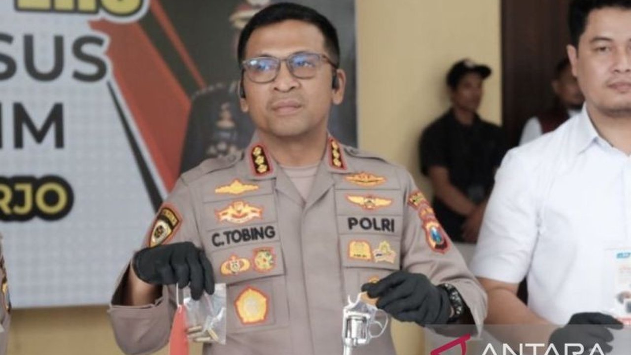 Polresta Sidoarjo berhasil menangkap dua residivis kasus pencurian brankas di perumahan elit. Terancam 7 tahun penjara, terungkap modus operandi mereka dan jaringan kejahatan lintas provinsi.