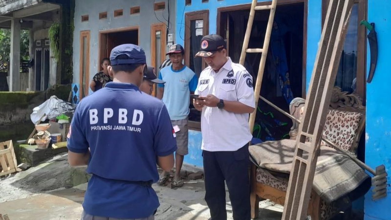 Puluhan rumah dan fasilitas umum di Poncokusumo, Malang, rusak ringan akibat diterjang angin kencang. BPBD Kabupaten Malang mencatat dampak dari peristiwa angin kencang Malang ini dan mengimbau warga waspada.