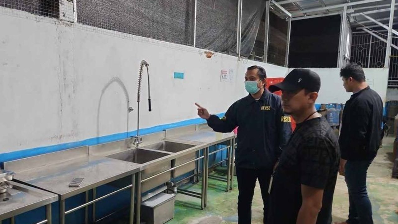 Belasan pelajar di Aceh Selatan dilarikan ke rumah sakit usai menyantap program Makan Bergizi Gratis (MBG). Polres Aceh Selatan kini menyelidiki dugaan keracunan MBG pelajar ini, sementara operasional dapur penyedia makanan dihentikan sementara.