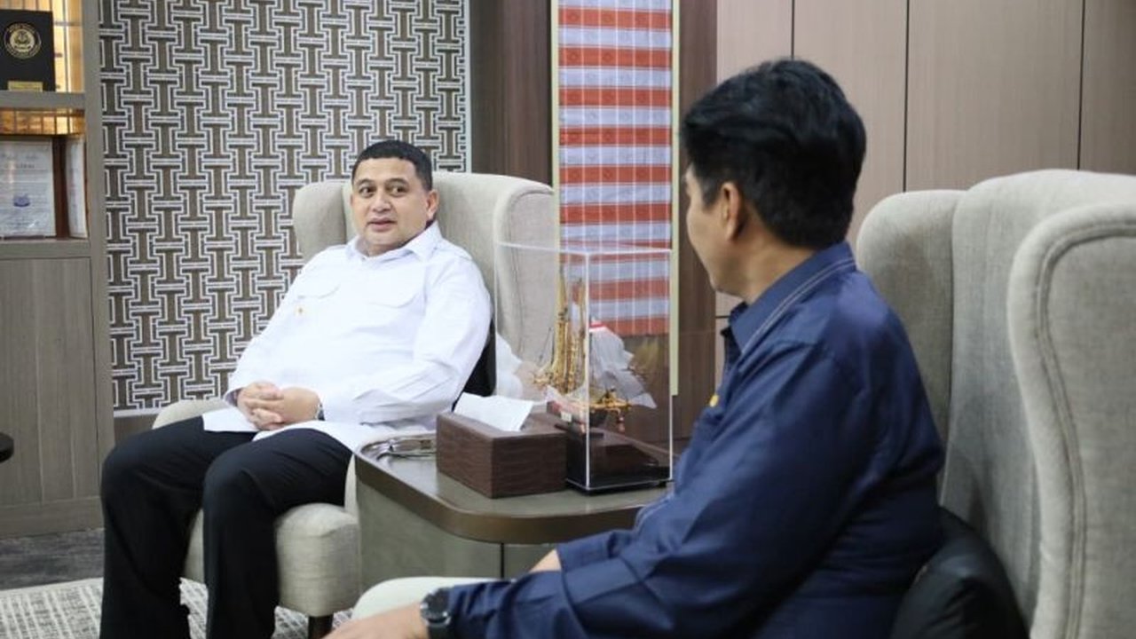 Wali Kota Makassar Munafri Arifuddin mengajak seluruh Aparatur Sipil Negara (ASN) dan masyarakat untuk segera menunaikan kewajiban pelaporan SPT Pajak Tahunan, menunjukkan komitmen terhadap transparansi dan akuntabilitas.