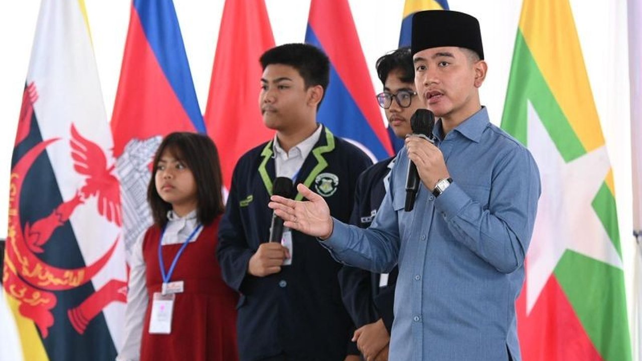 Wakil Presiden Gibran Rakabuming Raka menekankan pentingnya penguasaan kecerdasan buatan (AI) bagi guru dan orang tua agar tidak tertinggal di era digital. Simak selengkapnya mengapa Gibran AI menjadi kunci kemajuan bangsa.