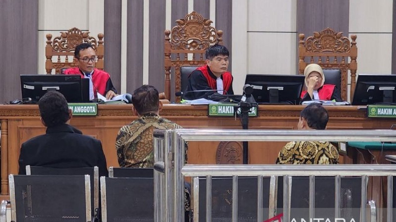 Tiga dosen UGM dijatuhi hukuman penjara dua hingga tiga tahun atas kasus korupsi pembelian biji kakao fiktif senilai Rp6,7 miliar. Simak detail putusan dan kronologi kasus Korupsi Dosen UGM yang merugikan negara.