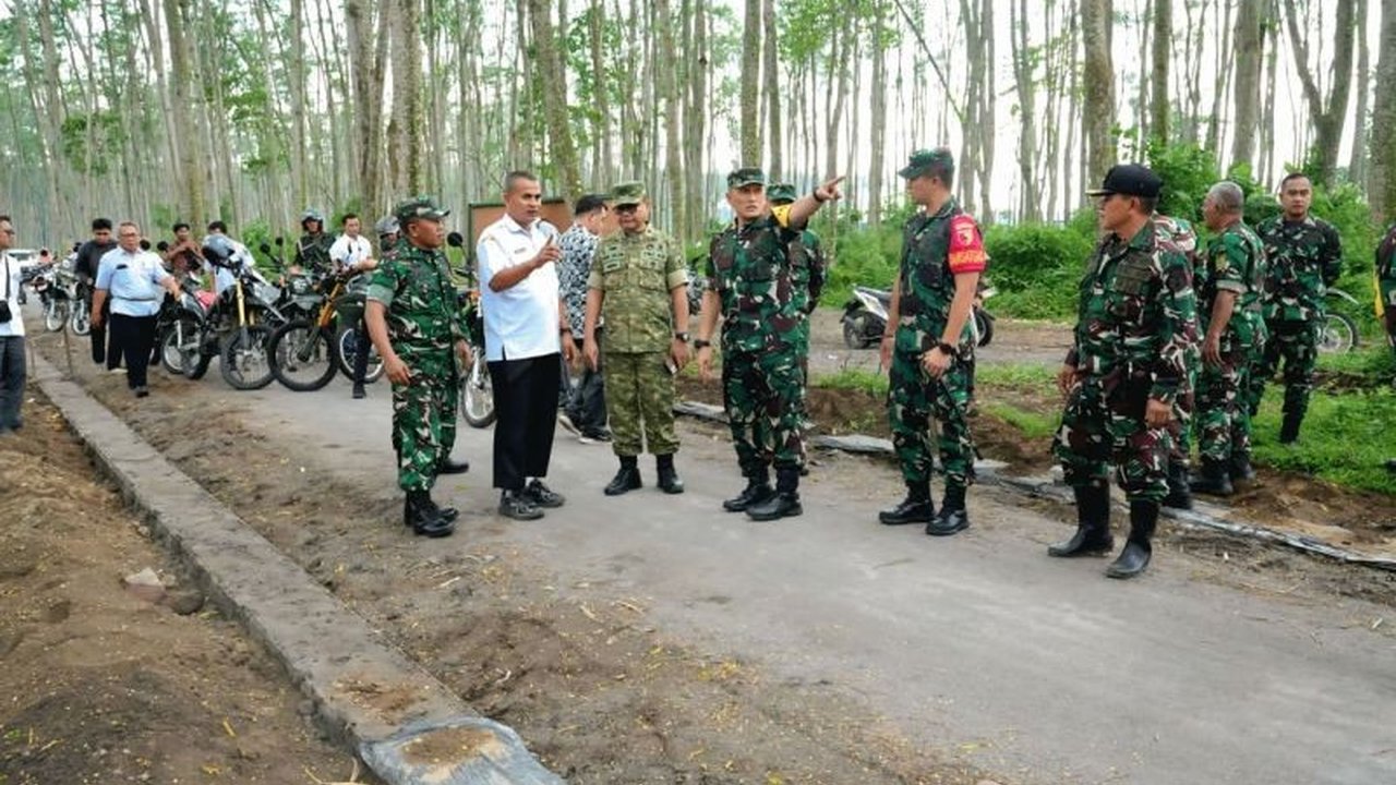 Kolonel Inf M. Herry Subagyo dari Mabes TNI AD meninjau langsung Evaluasi TMMD Kediri ke-127, memastikan program berjalan sesuai rencana dan hampir rampung, dengan capaian fisik mencapai 90 persen.