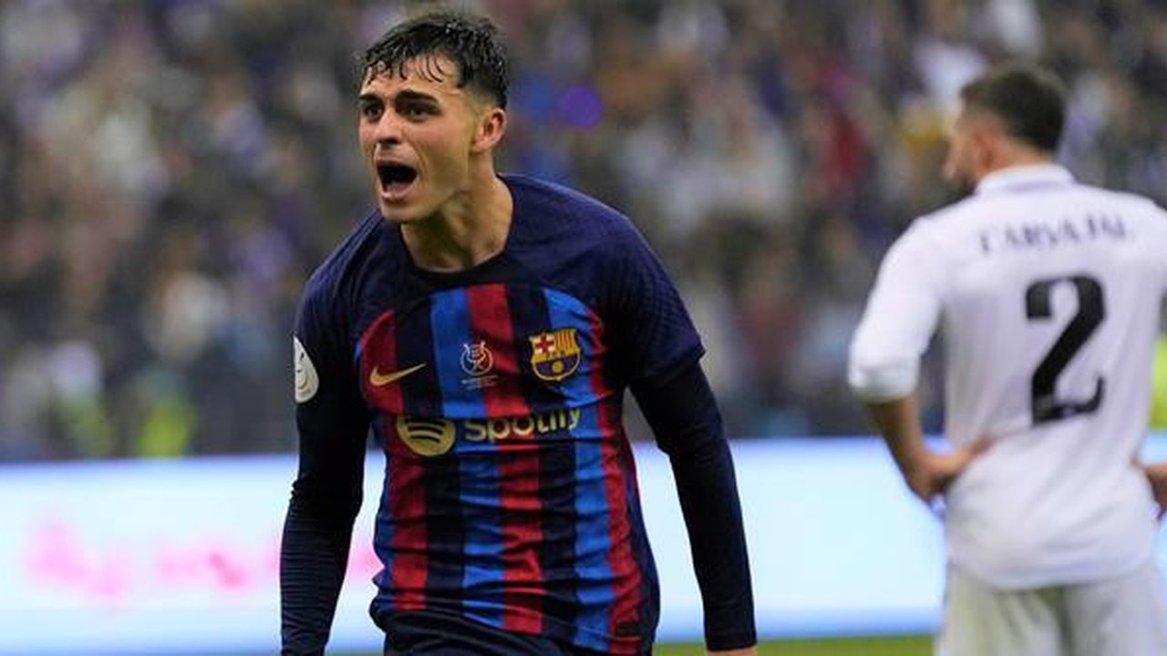 Pedri menyumbang satu gol dalam duel Supercopa de Espana antara Barcelona versus Real Madrid di Supercopa de Espana Di King Fahd Stadium, Arab Saudi, Senin (16/1/2023) WIB. (AP/Hussei