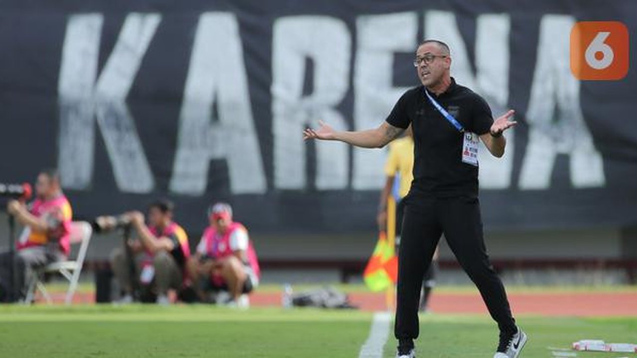 Aksi pelatih Borneo FC Samarinda, Fabio Lefundes saat memimpin timnya menjalani laga tandang di markas Persita Tangerang, Indomilk Arena dalam laga pekan ke-17 BRI Super League 2025/2026, Jum