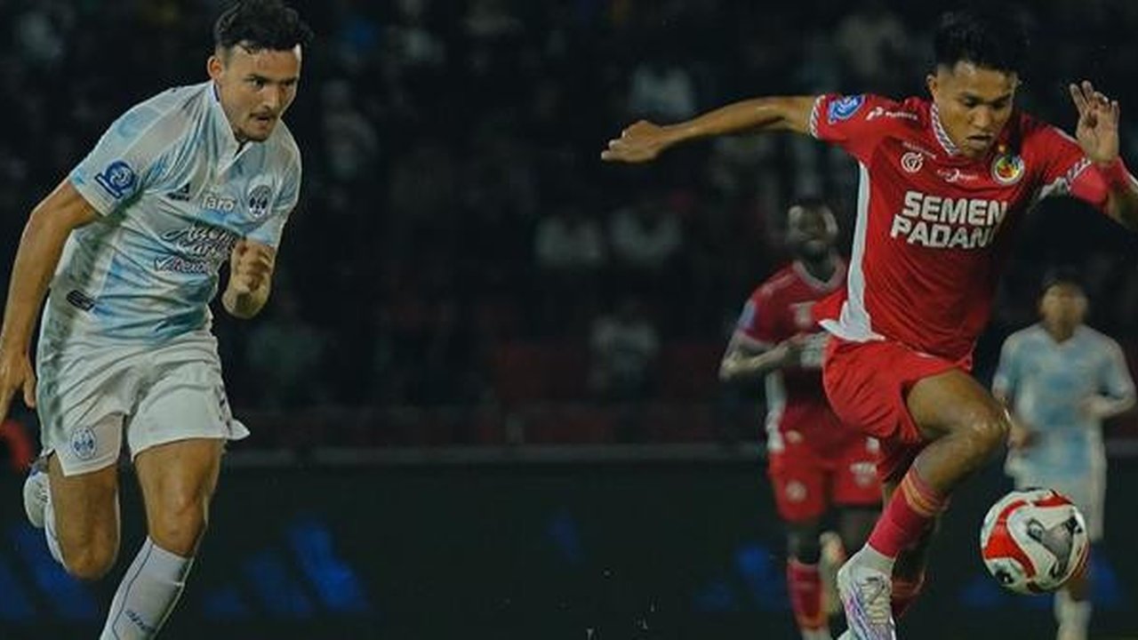 Bek PSIM Yogyakarta, Jop van der Avert mengejar laju dari striker Semen Padang, Kasim Botan dalam laga pekan ke-24 BRI Super League 2025/2026 di Stadion Gelora H. Agus Salim, Padang, Rabu (4/