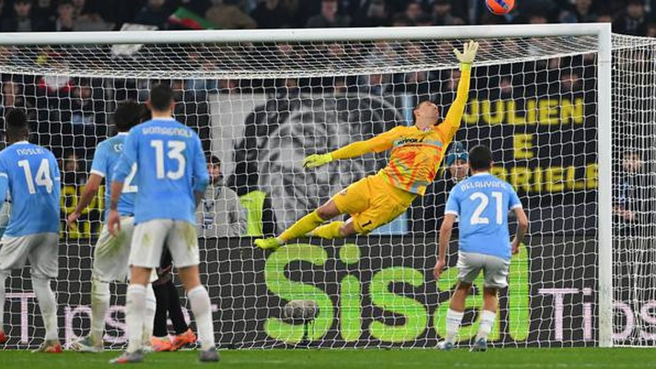 Kiper Cremonese, Emil Audero Mulyadi melakukan penyelamatan hebat saat bertandang ke markas Lazio    dalam lanjutan Serie A 2025/2026 di Stadion Olimpico Roma, Minggu (12/12/2025) dini hari W
