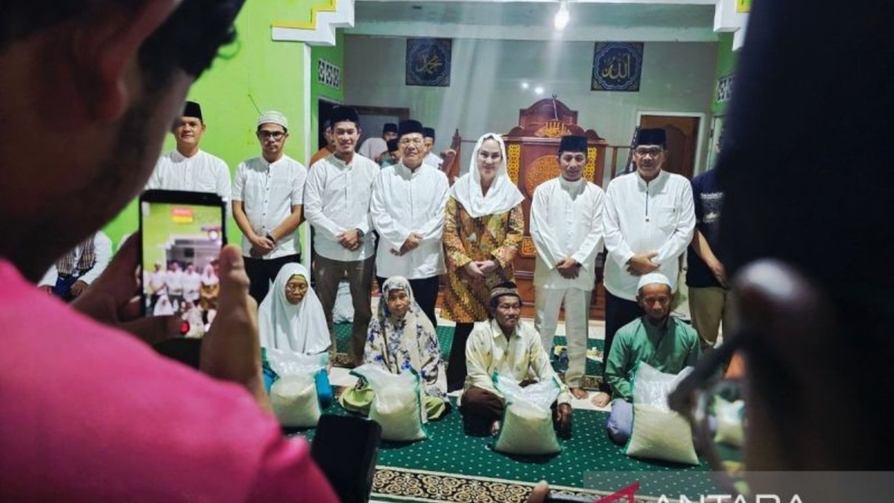 Pemkab Natuna salurkan Bantuan Beras Natuna 10 kg kepada warga miskin, perkuat ketahanan pangan. Program ini bersumber dari Cadangan Beras Pemerintah Daerah dan sasar keluarga rawan pangan.