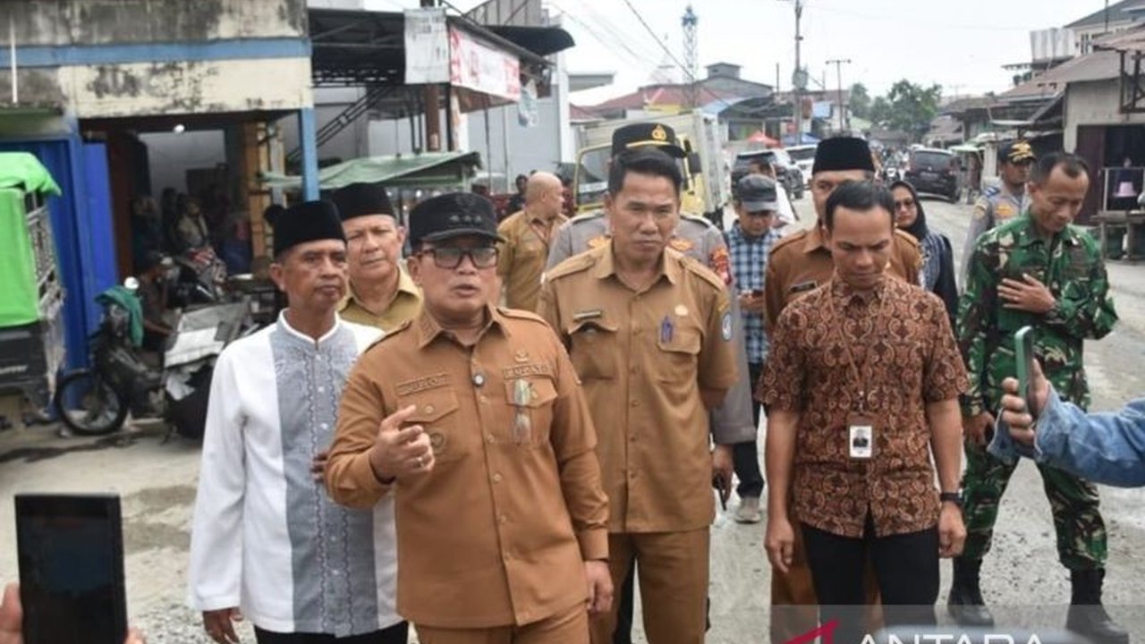 Proyek **Peningkatan Jalan Kuala Dua-Mekar Sari** di Kubu Raya dipastikan rampung sebelum Lebaran, menjanjikan kelancaran mobilitas dan penataan kawasan yang lebih baik bagi masyarakat.