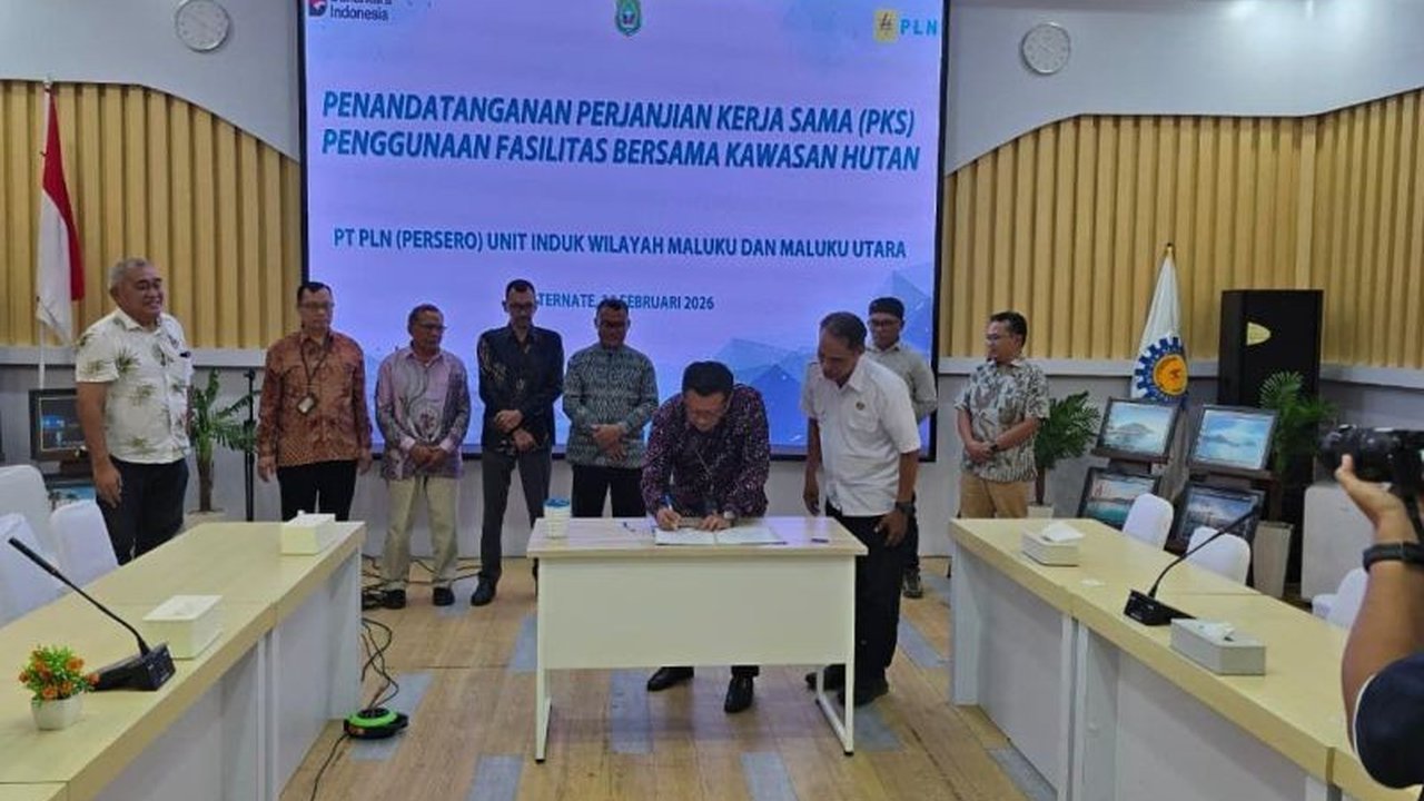 PT PLN UIW MMU dan perusahaan PBPH menandatangani PKS, langkah strategis percepatan pembangunan jaringan listrik desa di Maluku Utara, khususnya di wilayah yang bersinggungan dengan area perizinan kehutanan.