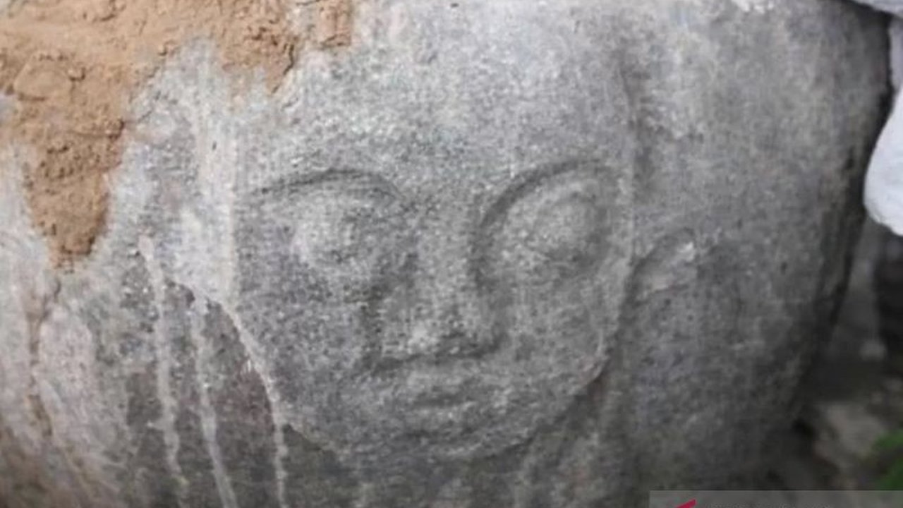 Warga menemukan situs megalitikum Dongi-Dongi berupa batu berukir wajah manusia di area pertambangan emas ilegal Taman Nasional Lore Lindu, memicu kekhawatiran serius akan kelestarian warisan budaya yang terancam. Penemuan ini menyoroti urgensi penyelamat