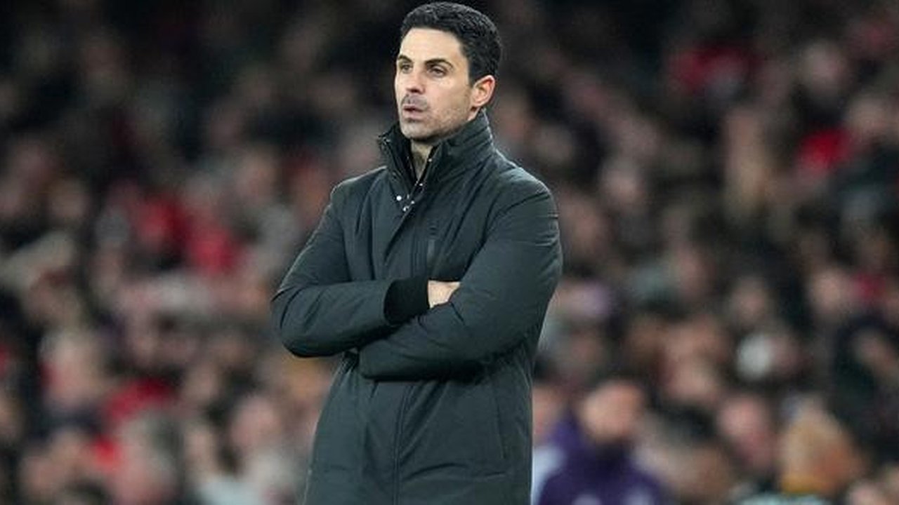 Manajer Arsenal, Mikel Arteta, berdiri di tepi lapangan saat pertandingan Liga Inggris melawan Manchester United di Emirates Stadium, Minggu (25/1/2026). (AP Photo/Kirsty Wigglesworth)