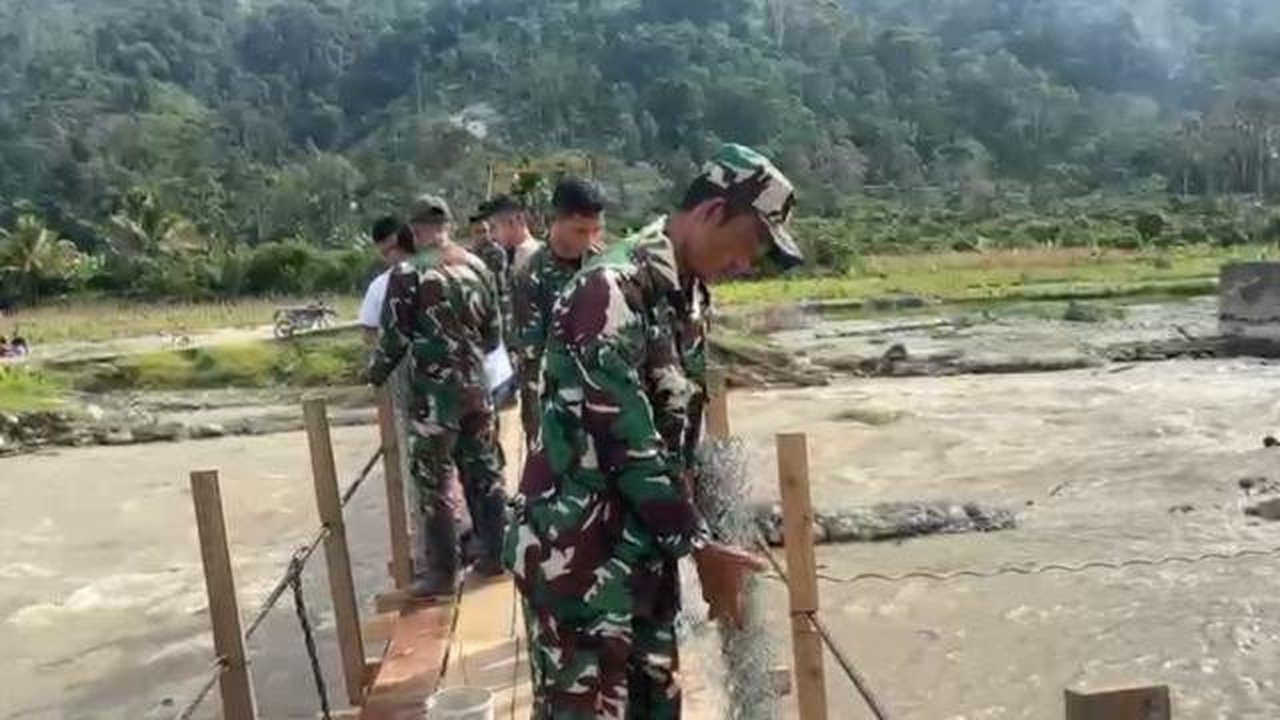 Warga dan TNI Gotong Royong Percepat Pembangunan Jembatan Gantung di Aceh