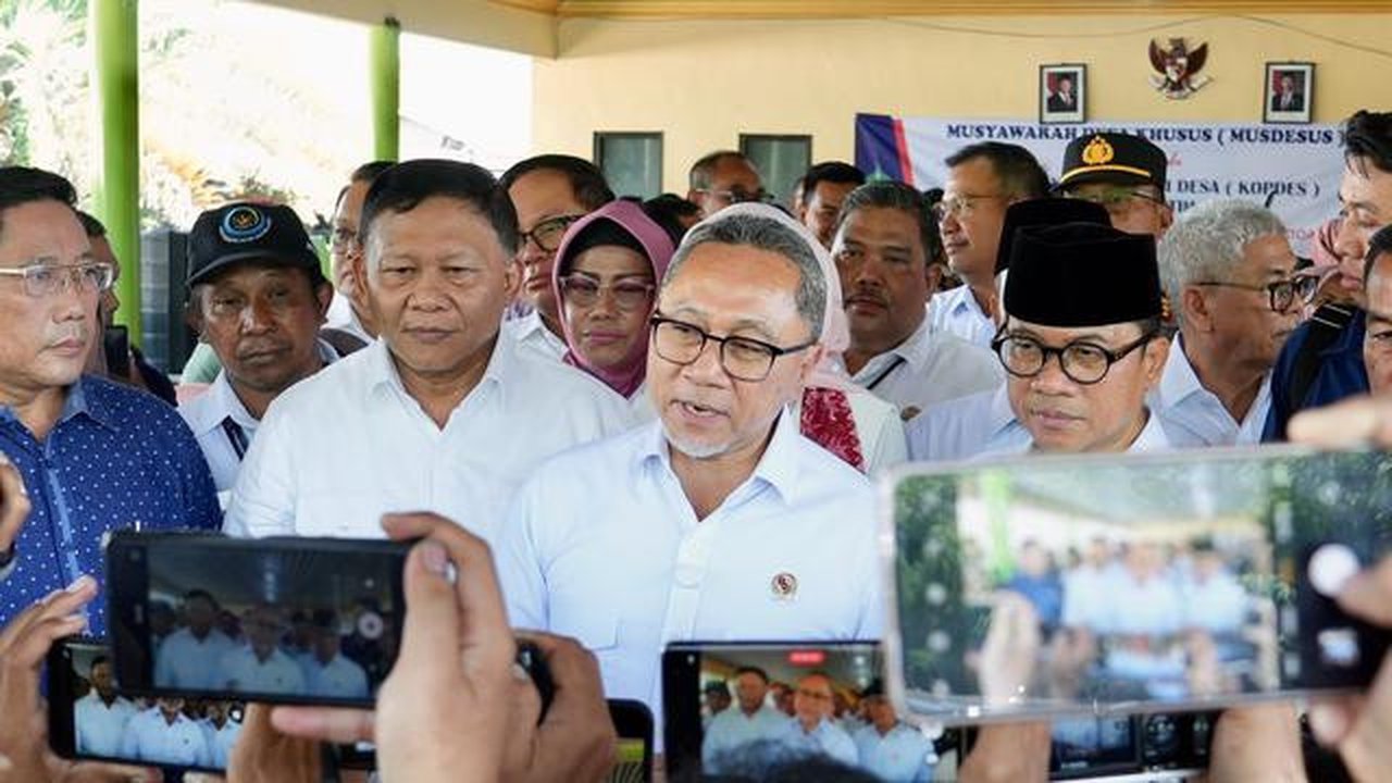 Menko Pangan, Zulhas saat meninjau pelaksanaan Musyawarah Desa Kelurahan Khusus (Musdesus) dan Unit Usaha Koperasi Desa Merah Putih di Sidoarjo, Jawa Timur, Rabu (30/4/2025). (Foto: Istimewa)