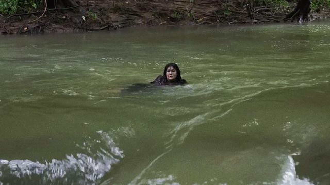 Luna Maya mengalami insiden mengerikan saat syuting film terbarunya, Suzzanna: Santet Dosa di Atas Dosa. Ia nyaris tenggelam di sungai berarus deras. (Foto: Dok. Soraya Intercine Films)