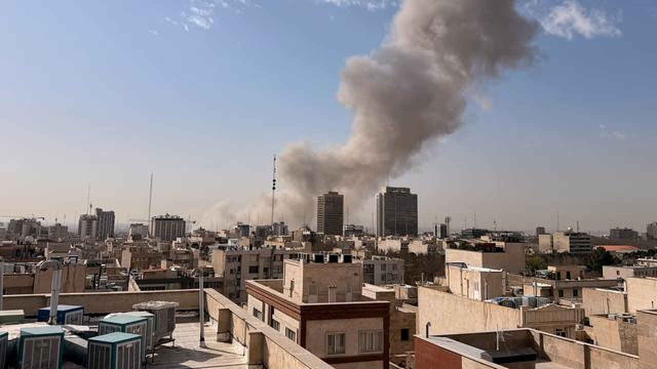 Asap membubung di cakrawala setelah ledakan di Teheran, Iran, Sabtu, 28 Februari 2026. (Foto AP)