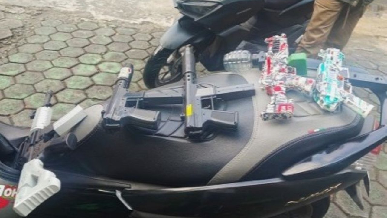 Kepolisian Kota Makassar mulai menindak tegas permainan senjata plastik yang kian meresahkan. Tindakan ini diambil menyusul insiden luka hingga gangguan ketertiban umum akibat permainan senjata plastik berbahaya.