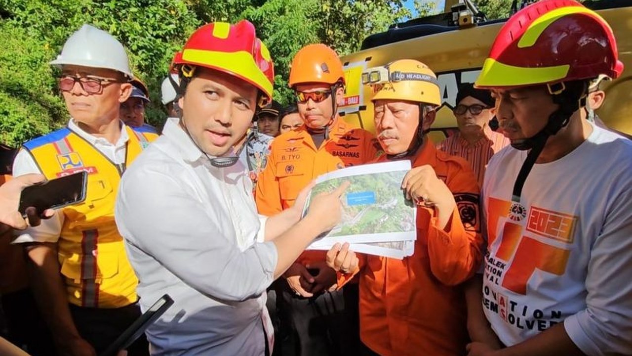 Wakil Gubernur Jawa Timur Emil Dardak meninjau langsung lokasi Longsor Trenggalek Ponorogo di jalur nasional, memastikan penanganan dan mitigasi risiko longsor susulan.