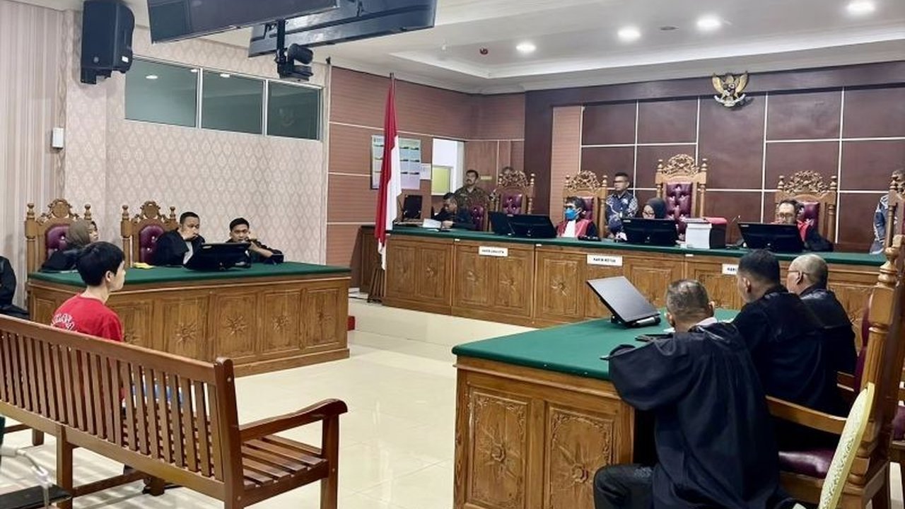 Komisi Yudisial (KY) memantau sidang vonis Fandi Ramadhan, ABK penyelundup sabu di Batam, memastikan proses hukum berjalan sesuai kode etik. KY Pantau Vonis ABK Batam ini menarik perhatian publik.
