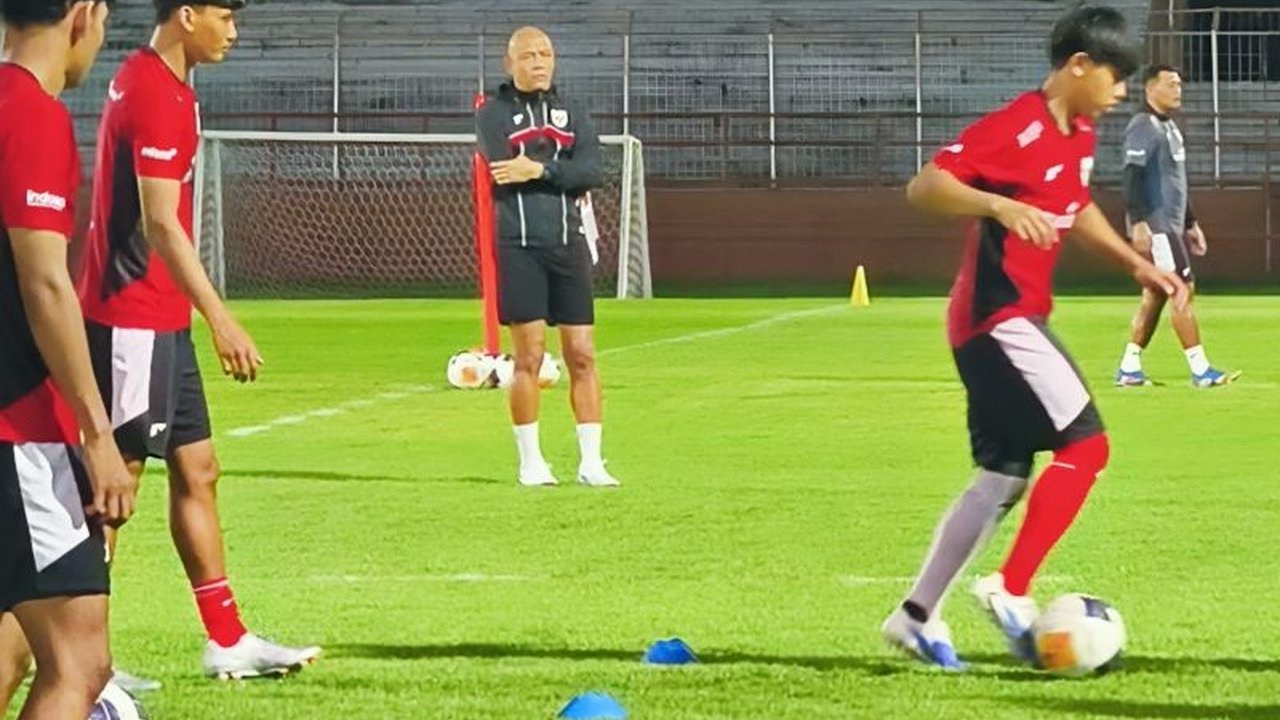 Pelatih Timnas U-20 Nova Arianto fokus menyelaraskan filosofi timnya dengan Timnas Senior di TC Surabaya, demi adaptasi pemain muda dan persiapan turnamen penting.