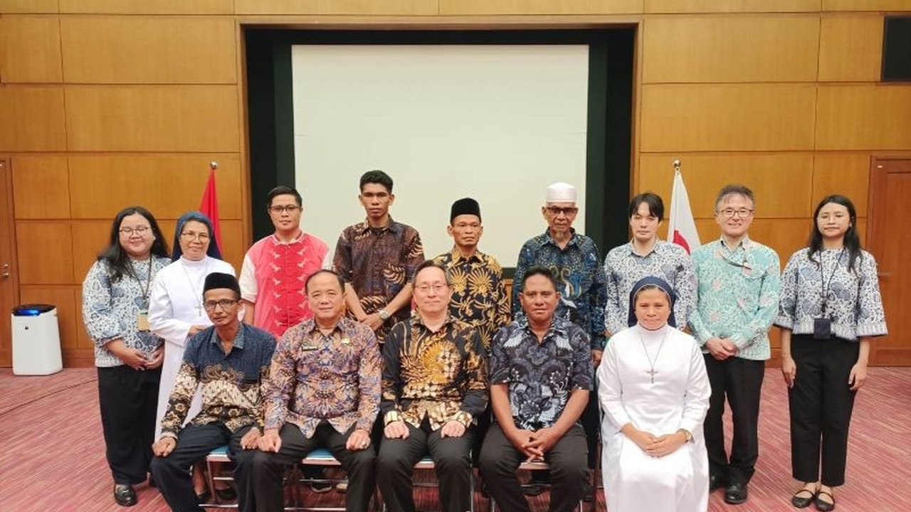 Kedutaan Besar Jepang di Jakarta menyalurkan Hibah Grassroots Jepang senilai Rp2,6 miliar untuk tiga proyek vital di Indonesia, fokus pada peningkatan pendidikan serta layanan kesehatan masyarakat.