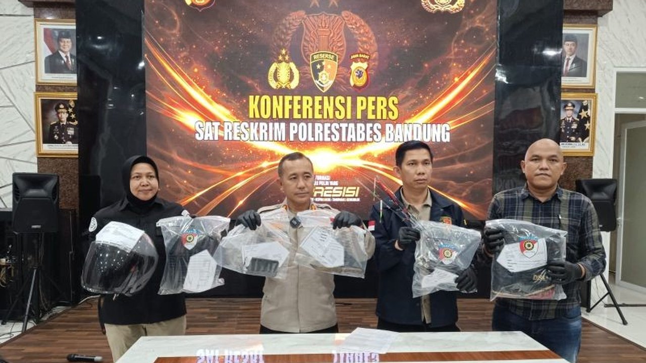 Polrestabes Bandung berhasil meringkus dua kakak beradik yang menjadi pelaku Pembunuhan Pemancing Gedebage. Modus operandi berpura-pura menjadi polisi berujung pada tewasnya seorang pemancing.