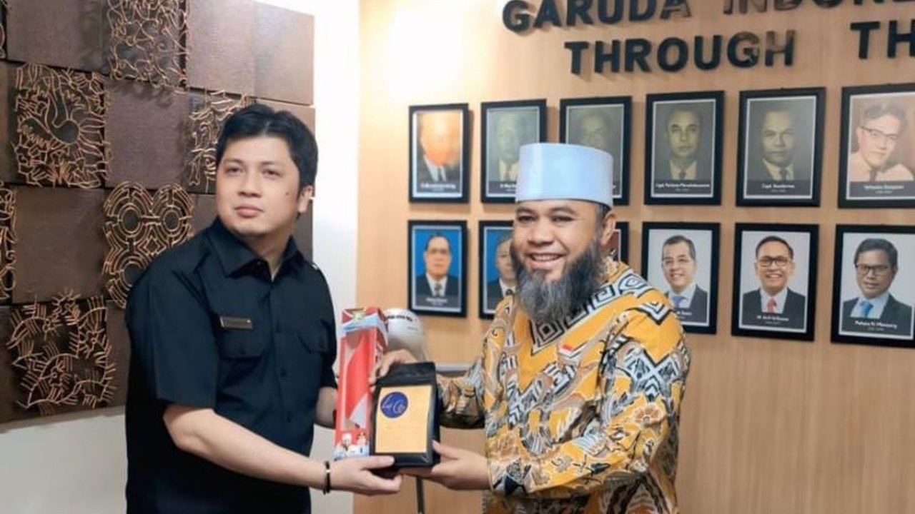 Gubernur Bengkulu Helmi Hasan menemui manajemen Garuda Indonesia guna membahas nasib kelanjutan Rute Garuda Bengkulu yang terancam dihentikan akibat rendahnya tingkat keterisian penumpang, memicu kekhawatiran akan konektivitas daerah.
