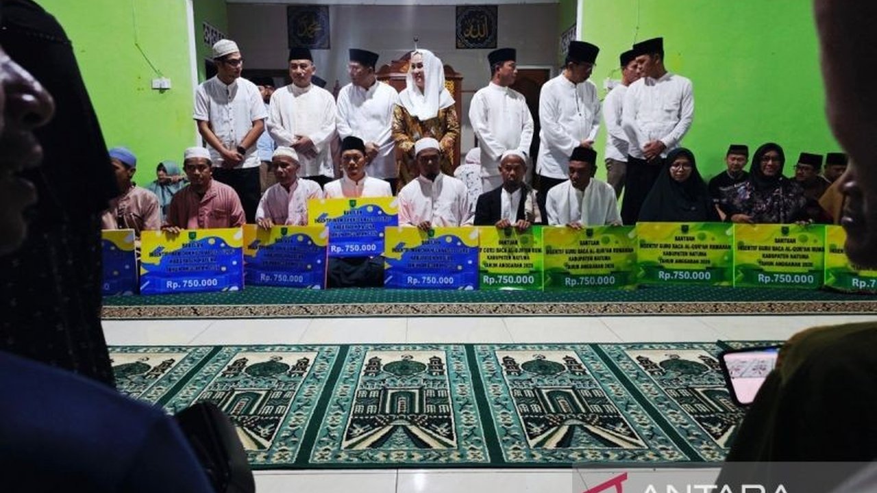 Pemerintah Kabupaten Natuna memberikan **Bantuan Guru Ngaji Natuna** berupa uang tunai sebagai bentuk apresiasi dan motivasi, sekaligus mendukung upaya pemberantasan buta aksara Al Quran di wilayah tersebut.