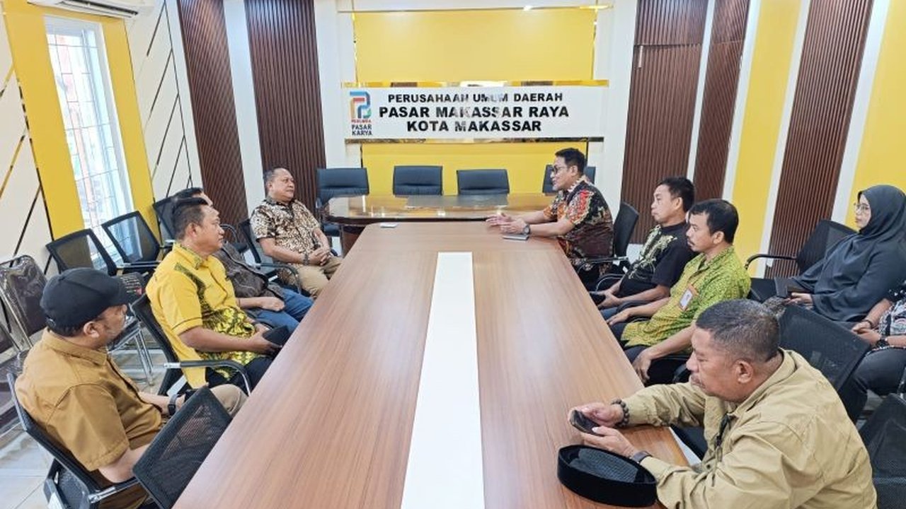 Komisi III DPRD Kota Gorontalo melakukan studi tiru ke Perumda Pasar Makassar, mempelajari sistem pengelolaan pasar tradisional dan retribusi guna meningkatkan Pendapatan Asli Daerah (PAD) di Gorontalo.