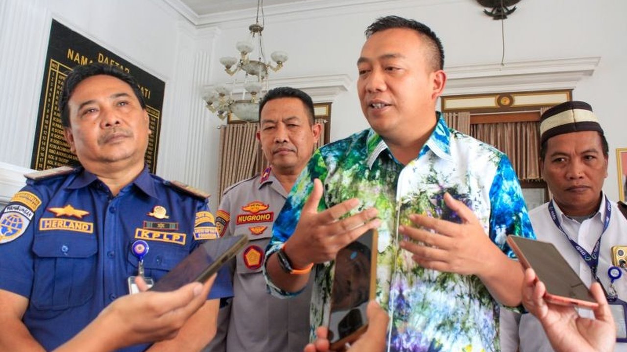 Bupati Situbondo Yusuf Rio Wahyu Prayogo berencana menyurati Dinas Perhubungan Provinsi Jawa Timur untuk izin operasional Pelabuhan Panarukan guna mendukung kelancaran arus Pelabuhan Panarukan Mudik Lebaran 2026, mengantisipasi lonjakan penumpang.