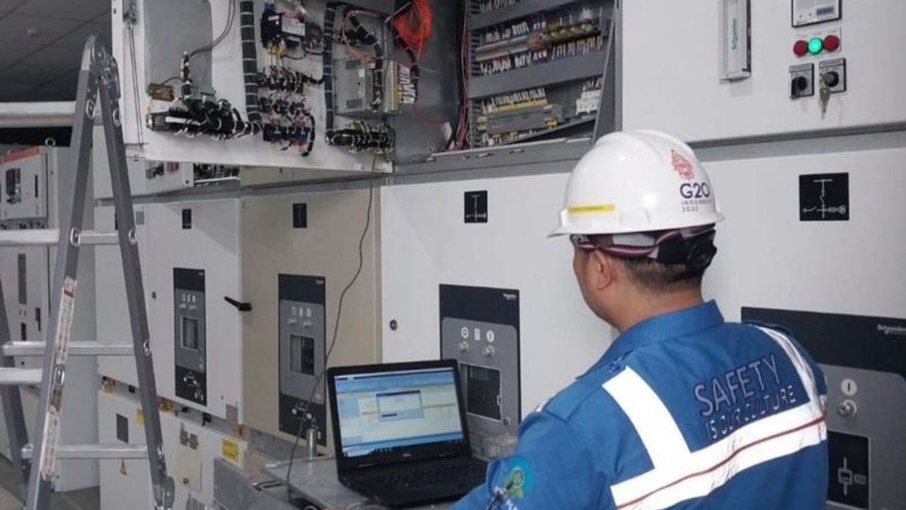PLN menambah pasokan listrik 20 MW di Gardu Induk Kubu, Karangasem, perkuat keandalan listrik Bali. Langkah ini krusial untuk mendukung aktivitas masyarakat dan sektor pariwisata yang terus meningkat.