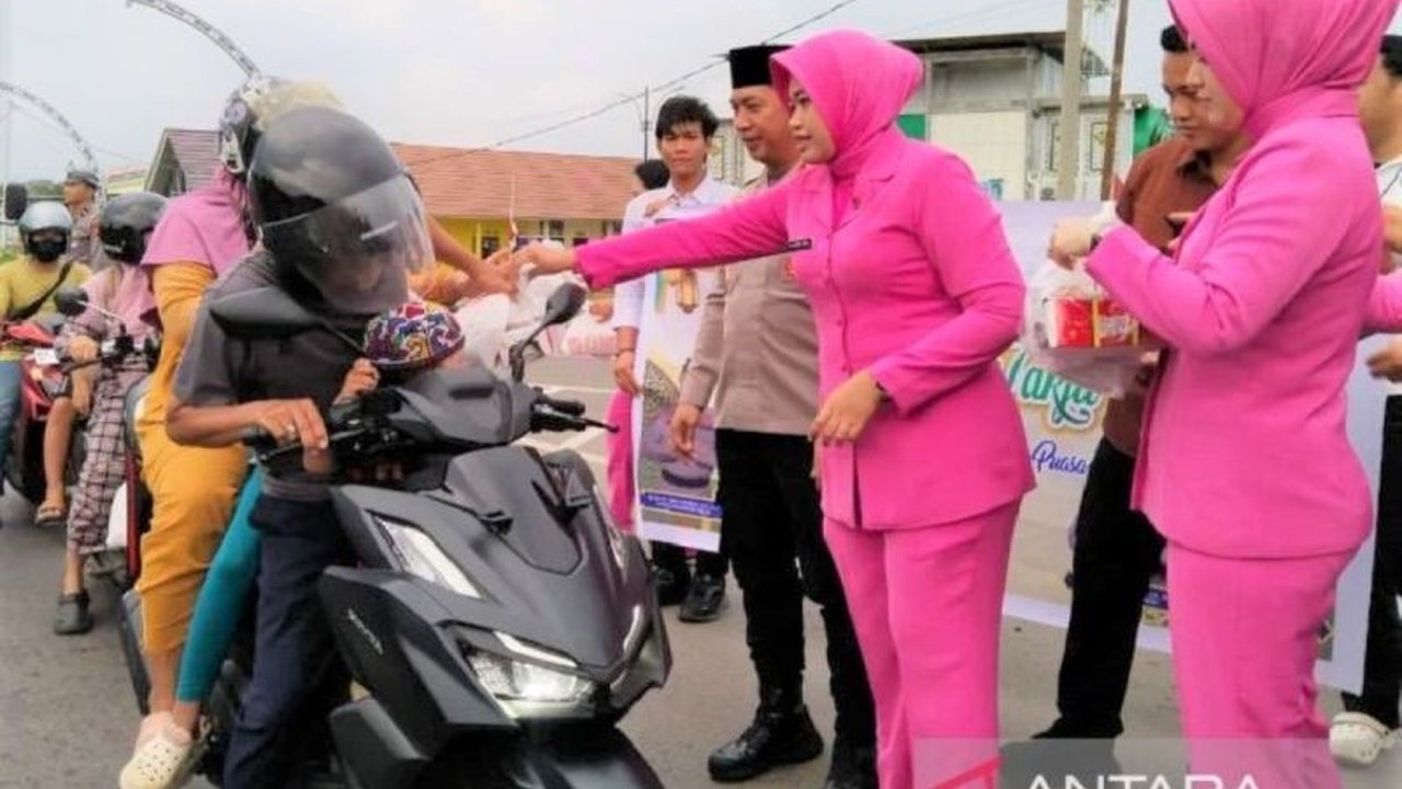 Selama bulan suci Ramadhan, Polres Pulang Pisau menunjukkan komitmennya dalam memperkuat kepedulian sosial melalui pembagian takjil gratis, bertujuan mendekatkan polisi dengan masyarakat.