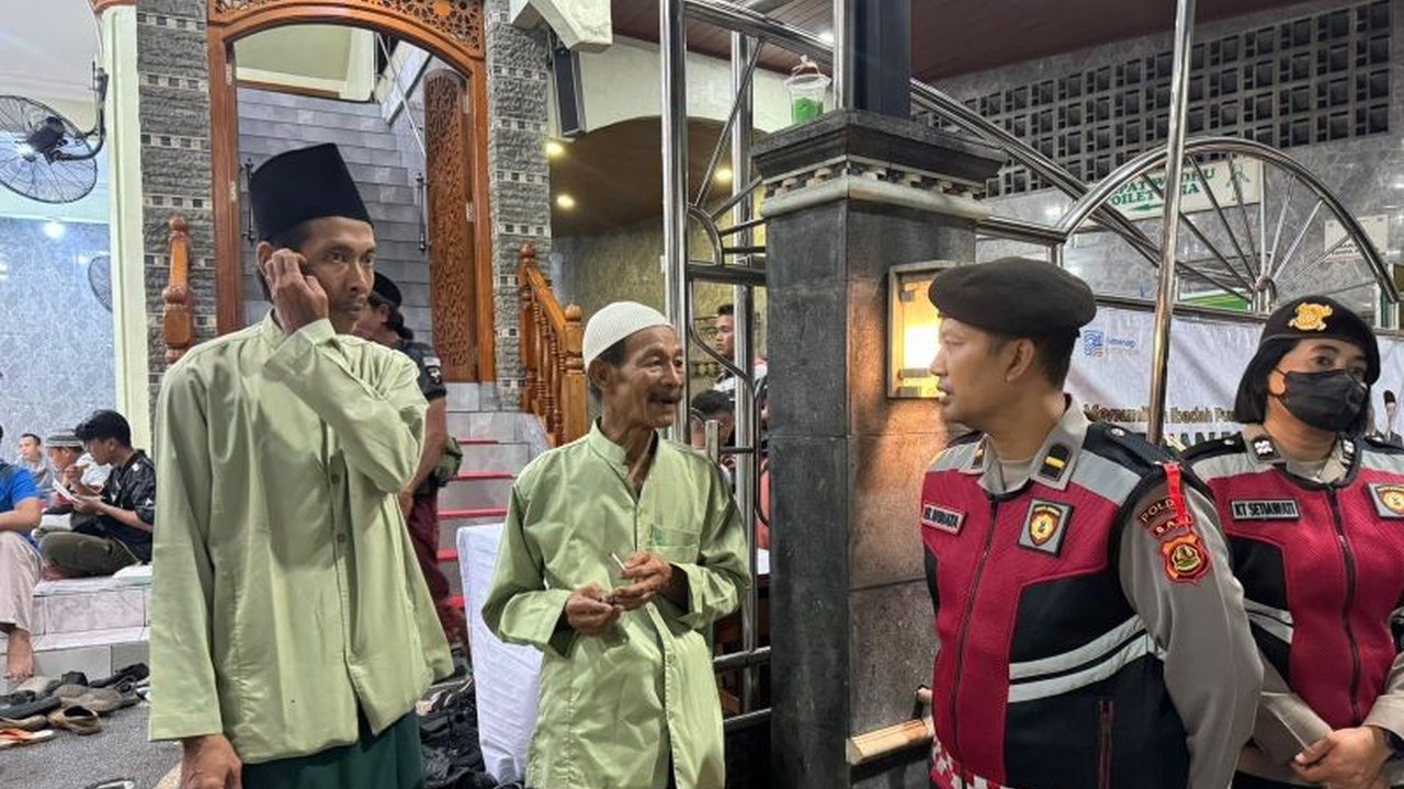 Polda Bali amankan ibadah di Denpasar dengan menyebar personel di sejumlah rumah ibadah umat muslim. Langkah ini untuk memastikan keamanan dan kelancaran kegiatan jelang Idul Fitri serta mencegah potensi gangguan Kamtibmas.