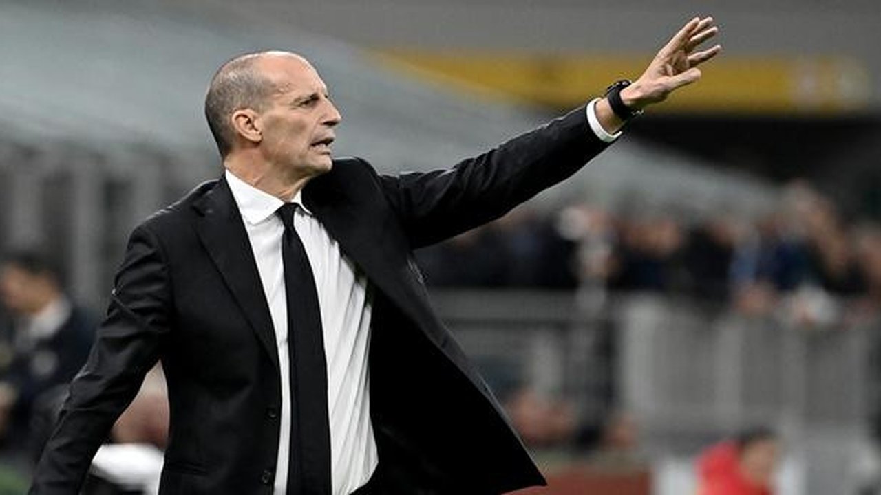 Pelatih AC Milan, Massimiliano Allegri, memberikan instruksi kepada para pemainnya selama pertandingan Serie A Italia antara AC Milan dan AS Roma di Stadion San Siro, Milan, pada 2 November 2