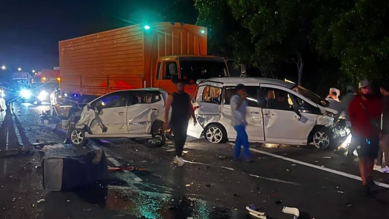 Kecelakaan beruntun melibatkan sepuluh kendaraan terjadi di Tol Cipularang KM 93 arah Jakarta, menyebabkan dua korban jiwa. Dugaan sementara, truk kontainer mengalami rem blong, memicu tabrakan berantai. Simak kronologi lengkapnya dan dampaknya.