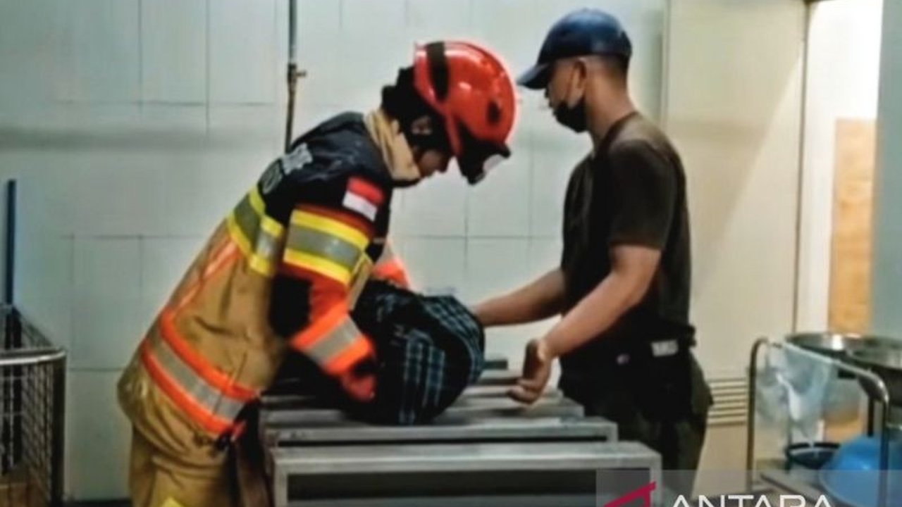 Seorang balita berusia satu tahun tewas dalam insiden kebakaran rumah kontrakan di Tegallega, Kota Bogor, saat warga bersiap shalat tarawih. Polisi masih menyelidiki penyebab pasti kebakaran yang menewaskan balita tersebut.
