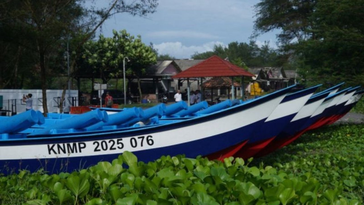 Kampung Nelayan Poncosari di Bantul hadir sebagai harapan baru untuk meningkatkan kesejahteraan masyarakat pesisir. Dilengkapi fasilitas modern, bagaimana proyek KKP ini mengubah kehidupan nelayan?