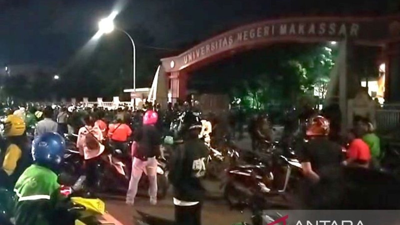 Ratusan pengemudi ojek online (ojol) menyerbu Kampus UNM Makassar dan merusak fasilitas setelah rekan mereka diduga dipukuli mahasiswa saat demonstrasi. Insiden ini memicu solidaritas kuat di kalangan ojol.