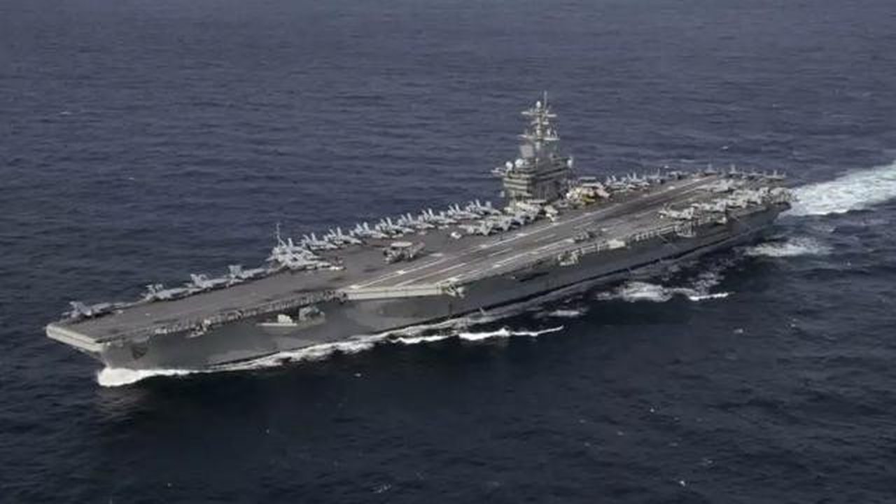 Kapal induk kelas Nimitz milik Angkatan Laut AS, USS Abraham Lincoln, melintasi Samudra Atlantik selama latihan transit selat [US Navy/Mass Communication Specialist 3rd Class Clint Davis/US D