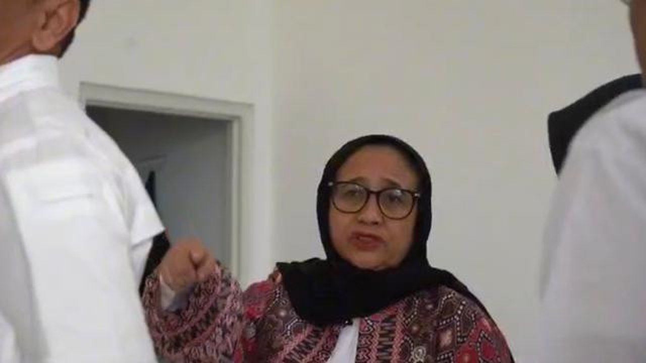 Wakil Kepala Badan Gizi Nasional (BGN) Bidang Komunikasi Publik dan Investigasi, Nanik Sudaryati Deyang saat menyidak dapur SPPG Banyudono, Ponorogo. (Dok. Istimewa)
